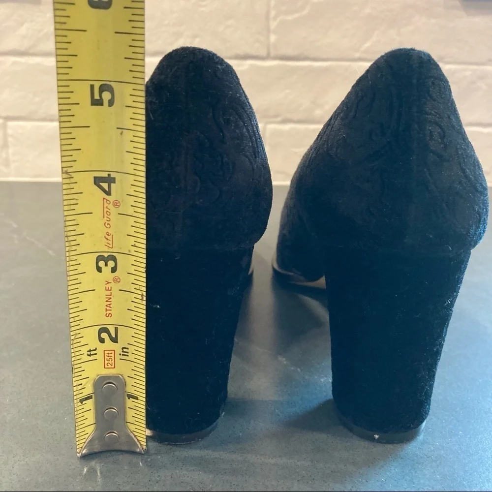 Vintage Phyllis Poland sz 8.5 black velvet pointy toe pumps